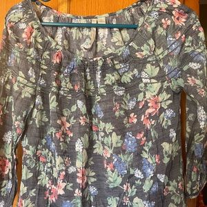 This is a gorgeous shirt.. there is a slight shimmer and is high quality